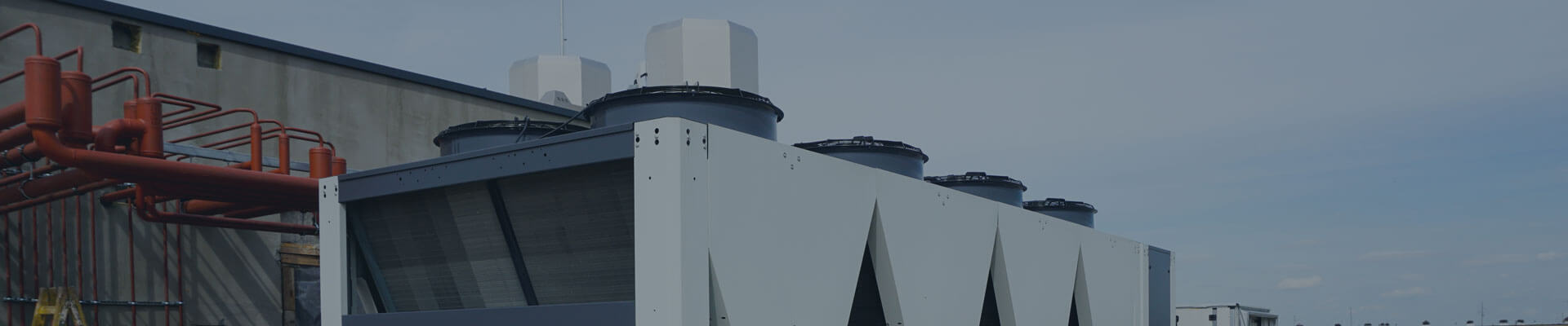 Location d'un refroidisseur industriel sur le toit d'un bâtiment